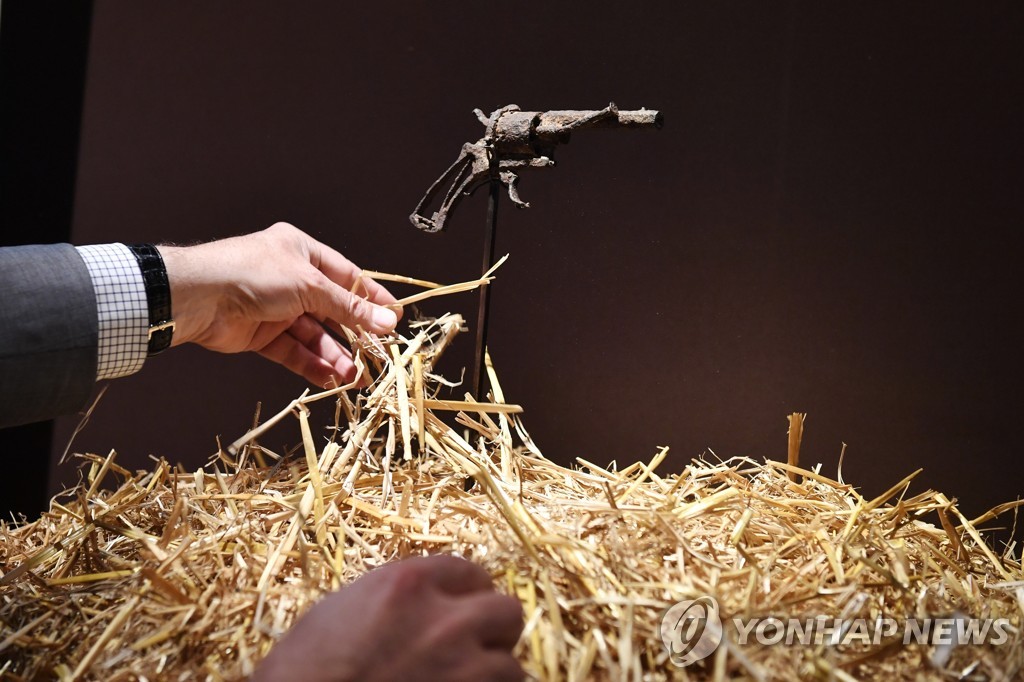 FRANCE AUCTION VAN GOGH WEAPON