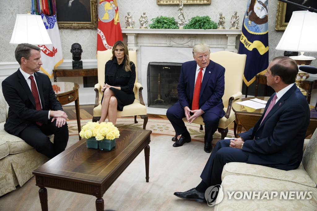 백악관에서 가향 전자담배 관련 대화 중인 트럼프 대통령 부부와 알렉스 에이자 보건장관(오른쪽) 등