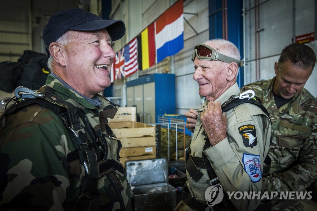 공군기지 행사에 참석한 훅스트라 대사(왼쪽)