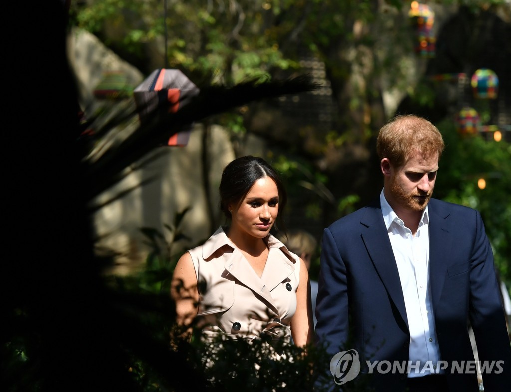이달 2일 남아공 주재 영국대사관저를 찾은 해리 왕자 부부