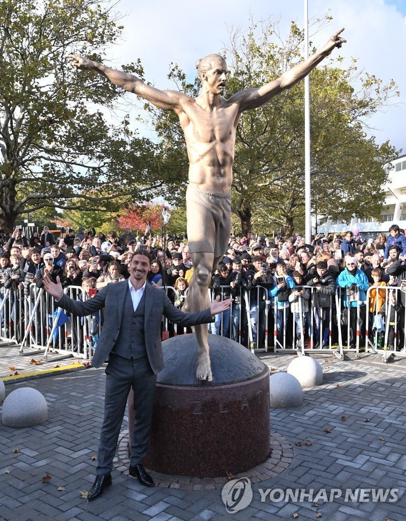 2019년 10월 치러진 동상 제막식에 참석한 즐라탄 이브라히모비치