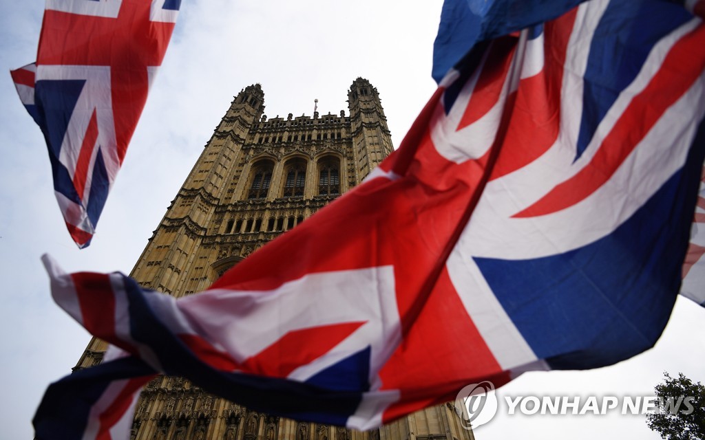 2019년 10월 23일 영국 런던 의회의사당 앞에 국기가 휘날리고 있다. [EPA=연합뉴스자료사진]