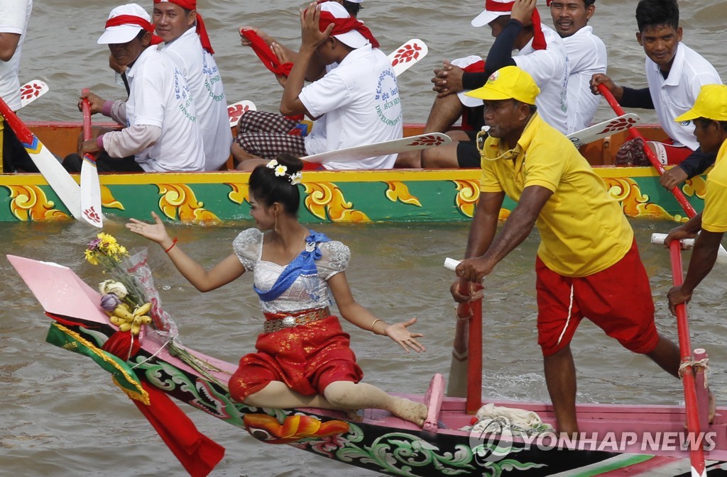 CAMBODIA WATER FESTIVAL BOAT RACING