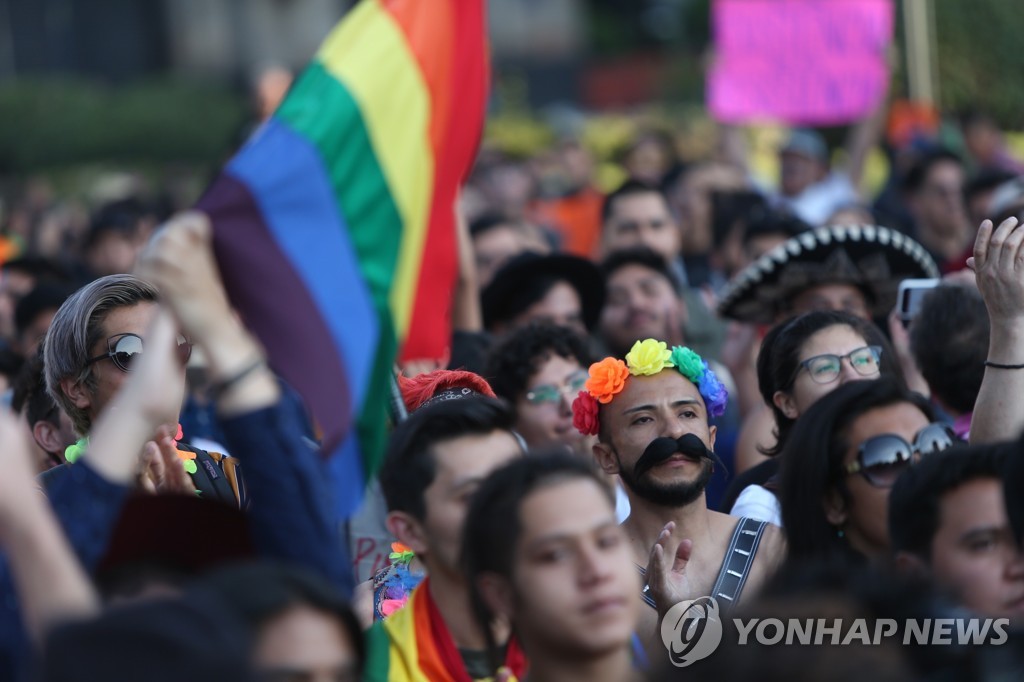 사파타 그림과 관련해 '표현의 자유'를 옹호하는 성소수자 등 시위대