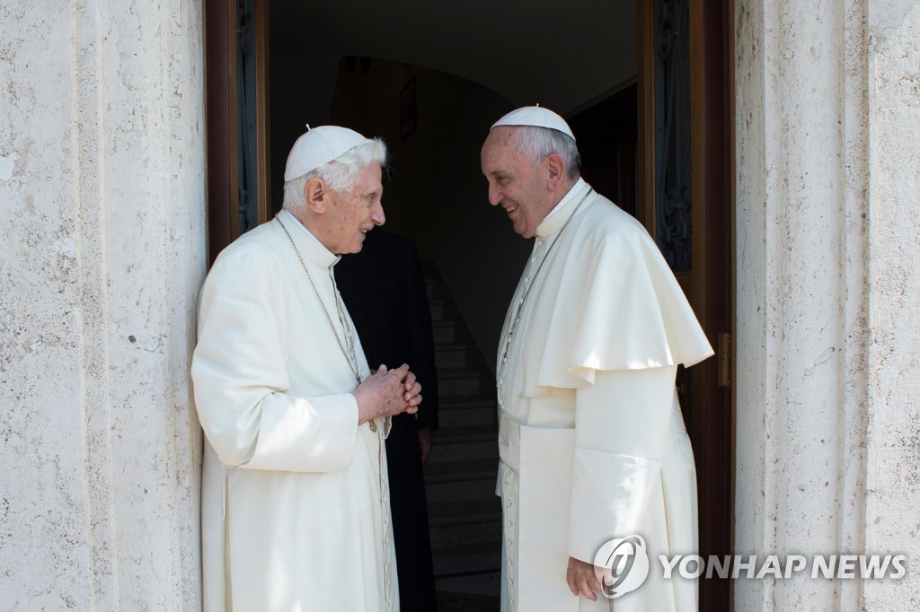 베네딕토 16세 전임 교황(왼쪽)과 프란치스코 교황. [EPA=연합뉴스 자료사진]