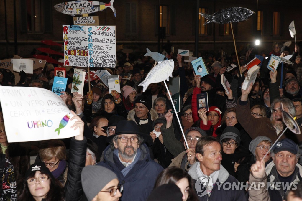 지난 24일 이탈리아 북부 라벤나에서 열린 반극우주의 '정어리 집회'에 모인 시민들. [EPA=연합뉴스]