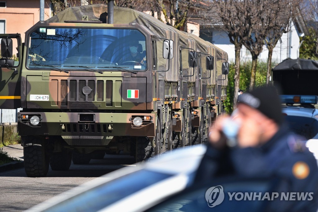 코로나19 사망자 운구에 동원된 이탈리아 군용 트럭