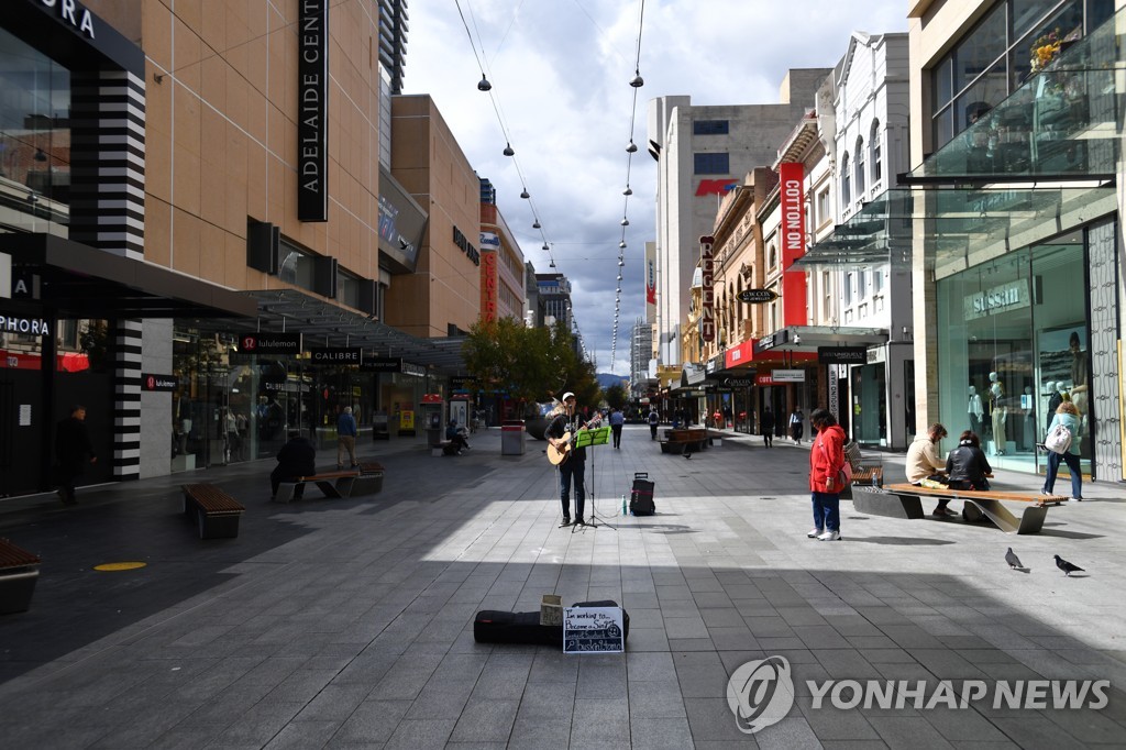 2020년 4월 6일 호주 애들레이드 시내에서 텅 빈 번화가에 선 가수가 거리 공연을 하고 있다. [EPA=연합뉴스자료사진[