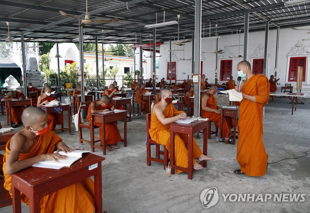 '사회적 거리 두기'에 동참한 태국 승려들