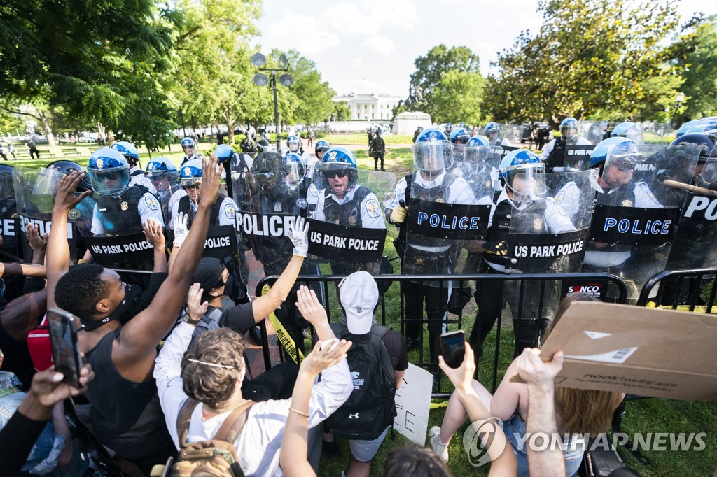 미국 백악관 인근 '흑인 사망' 항의 시위 [EPA=연합뉴스]