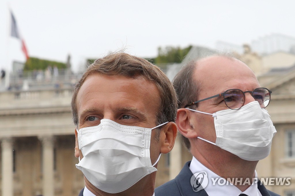 프랑스 혁명 기념일 행사에 마스크를 쓰고 참석한 마크롱(왼쪽) 대통령과 카스텍스 총리 [EPA=연합뉴스]