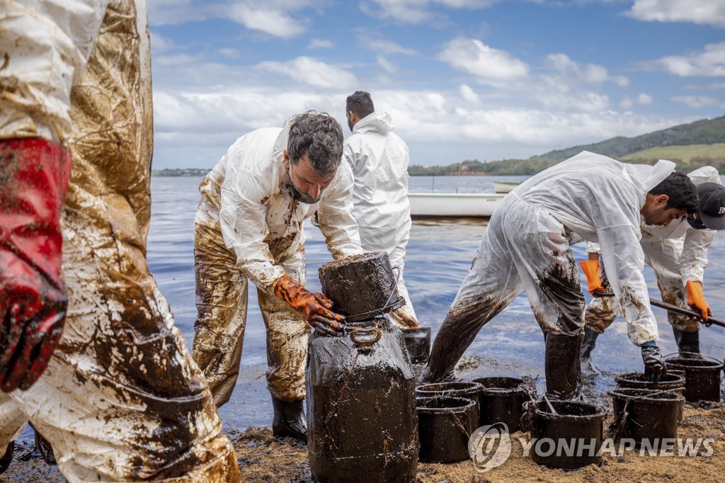 해안 오염 기름띠 방제작업에 나선 모리셔스 주민들