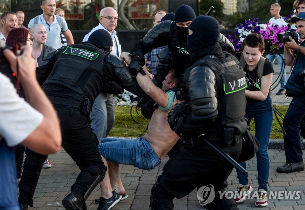 시위대 체포 나선 벨라루스 경찰