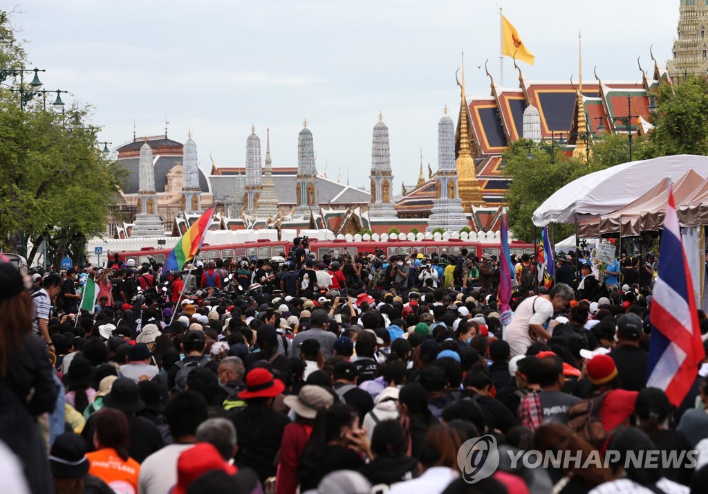 태국 왕궁 인근에서 대규모 반정부 집회