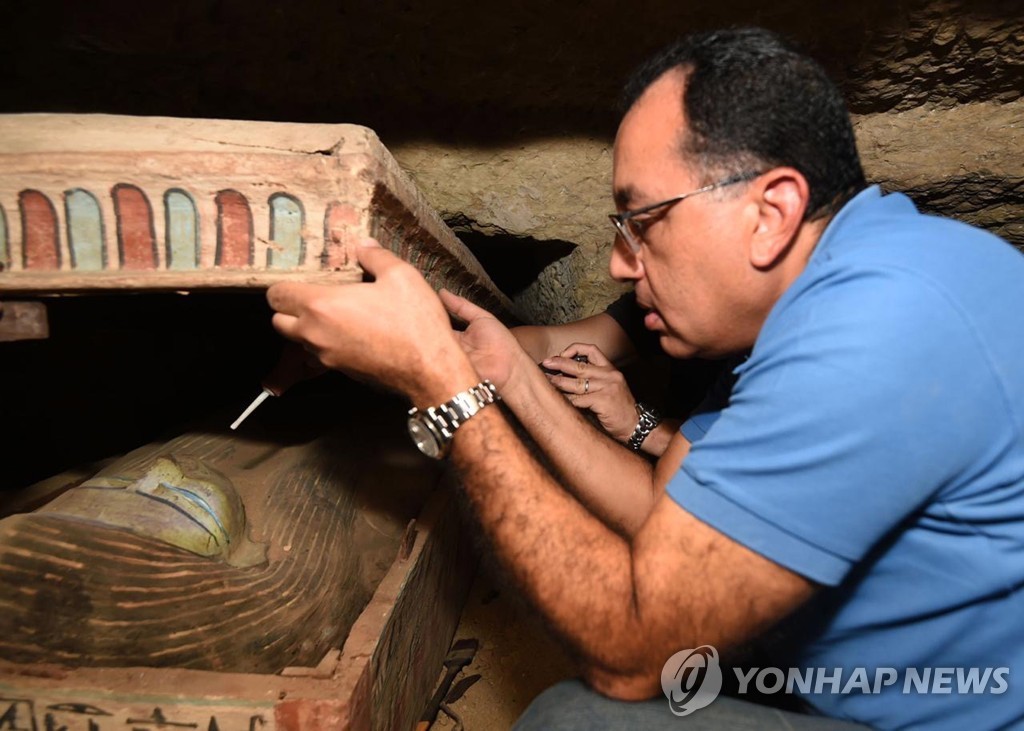 EGYPT ARCHAEOLOGY SAQQARA BURIAL SHAFT DISCOVERY