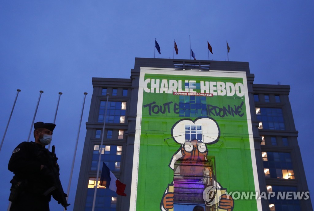 지난해 10월 21일(현지시간) 프랑스 몽펠리에의 한 건물에 샤를리 에브도의 이슬람 풍자 만평이 프로젝트빔으로 띄워져 있다.