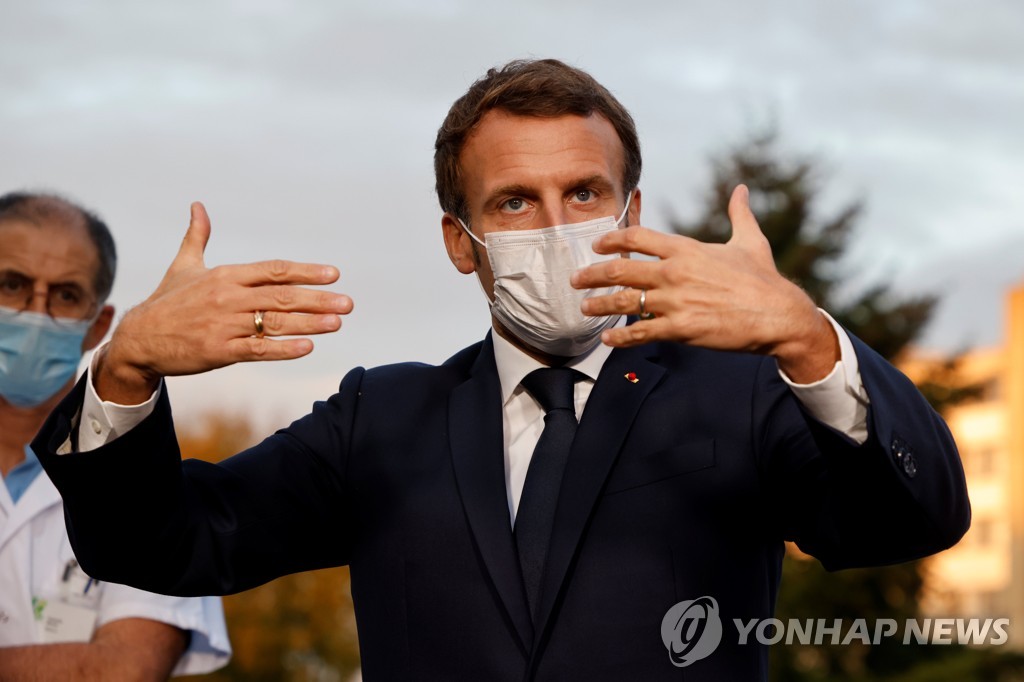 파리 근교 병원을 방문한 에마뉘엘 마크롱 프랑스 대통령