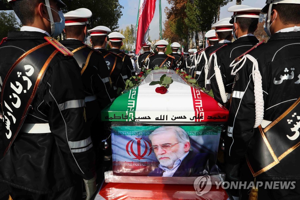 '긴장감 흐르는 중동'…이란 암살 핵과학자 장례식 엄수