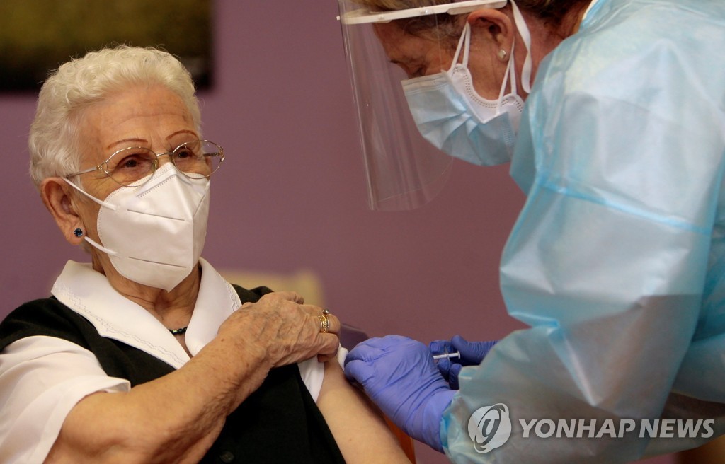 스페인의 첫번째 코로나19 백신접종자 아라셀리 로사리오 이달고