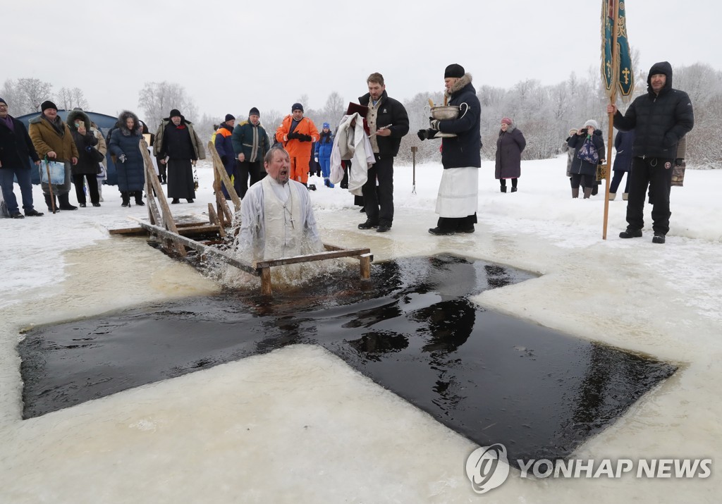 '얼음물 속에서 맞는 축복'…러시아 정교회 주현절 행사
