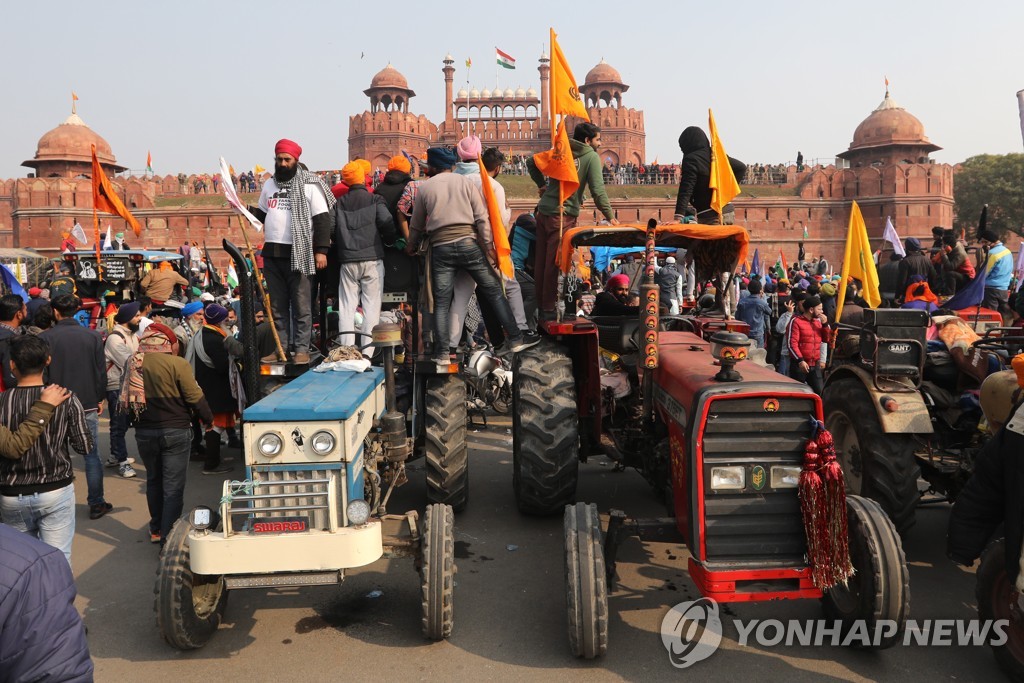 인도 국경일에 농민 대규모 트랙터 시위…경찰, 최루탄 동원