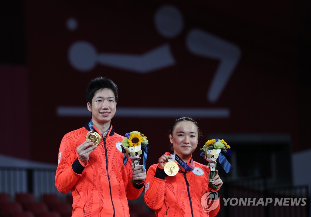 탁구 혼합복식 금메달을 딴 미즈타니 준(왼쪽)과 이토 미마