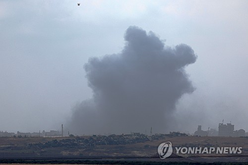 5월 1일 팔레스타인 가자지구 북부에서 이스라엘 공습 후 연기가 피어오르고 있다. [EPA  자료사진. 재판매 및 DB 금지]