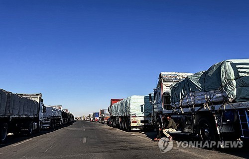 이스라엘군에 의해 봉쇄된 라파 국경검문소 앞에 늘어선 국제사회의 구호품 트럭들
