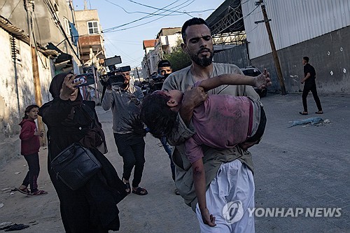 이스라엘군의 폭격에 다친 어린이를 옮기는 라파 주민들