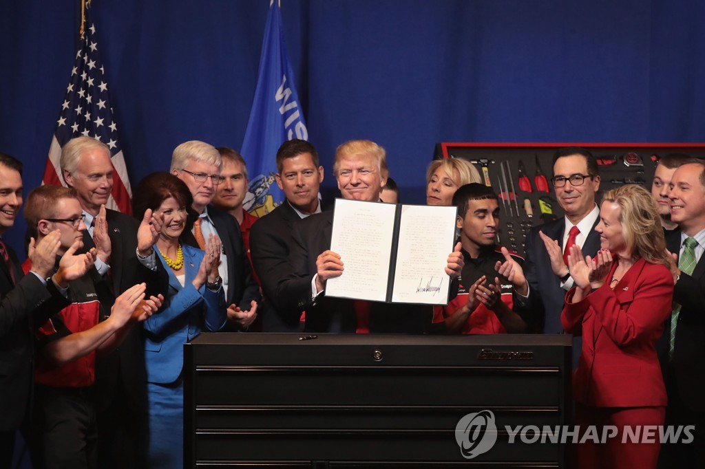 트럼프, 전문직 단기취업 비자 심사강화 행정명령