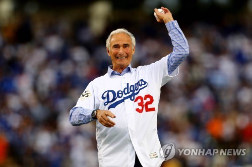 2017년 월드시리즈 7차전에서 시구하는 샌디 쿠팩스