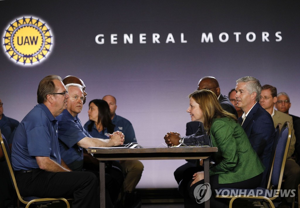 지난 7월 미국 디트로이트에서 열린 계약 협상 테이블에 앉은 게리 존스 UAW 위원장(왼쪽 맨 앞)과 메리 바라 GM CEO(오른쪽 맨 앞)