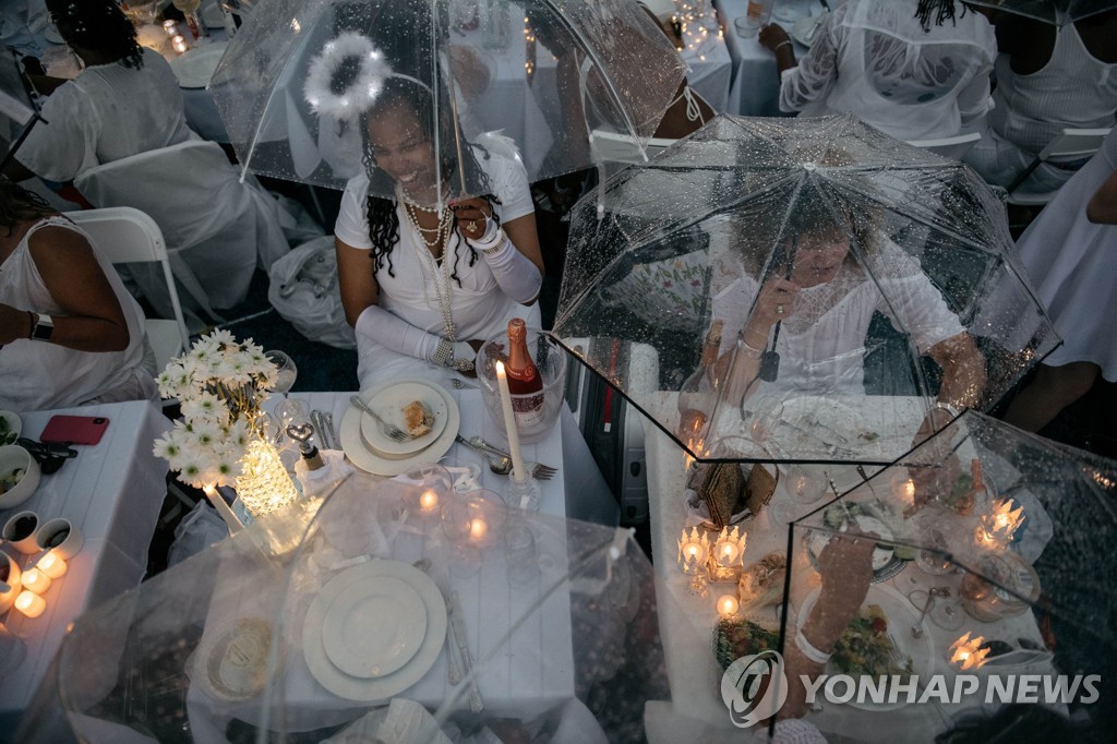 US-"DINER-EN-BLANC"-POP-UP-CULINARY-EVENT-HELD-IN-NEW-YORK-CITY