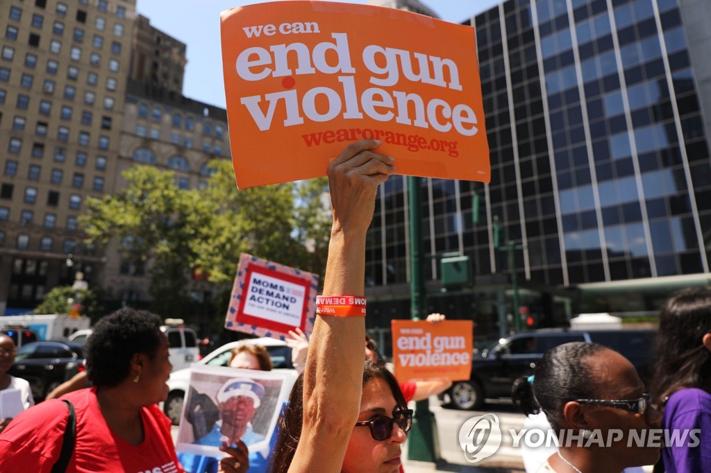 2019년 8월 12일 미국 뉴욕 시내에서 불법총기류 유통 근절을 주장하는 시민들이 집회를 벌이고 있다. [AFP=연합뉴스자료사진]