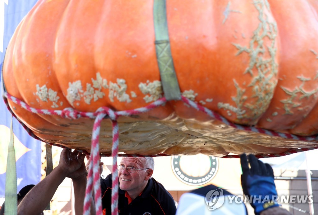 US-HALF-MOON-BAY'S-ANNUAL-PUMPKIN-WEIGH-OFF-DETERMINES-WORLD'S-B