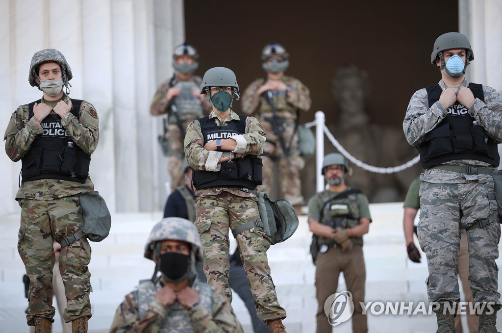 US-U.S.-CITIES-CLEAN-UP-DAMAGE-AS-RIOTS-CONTINUE-ACROSS-THE-COUN