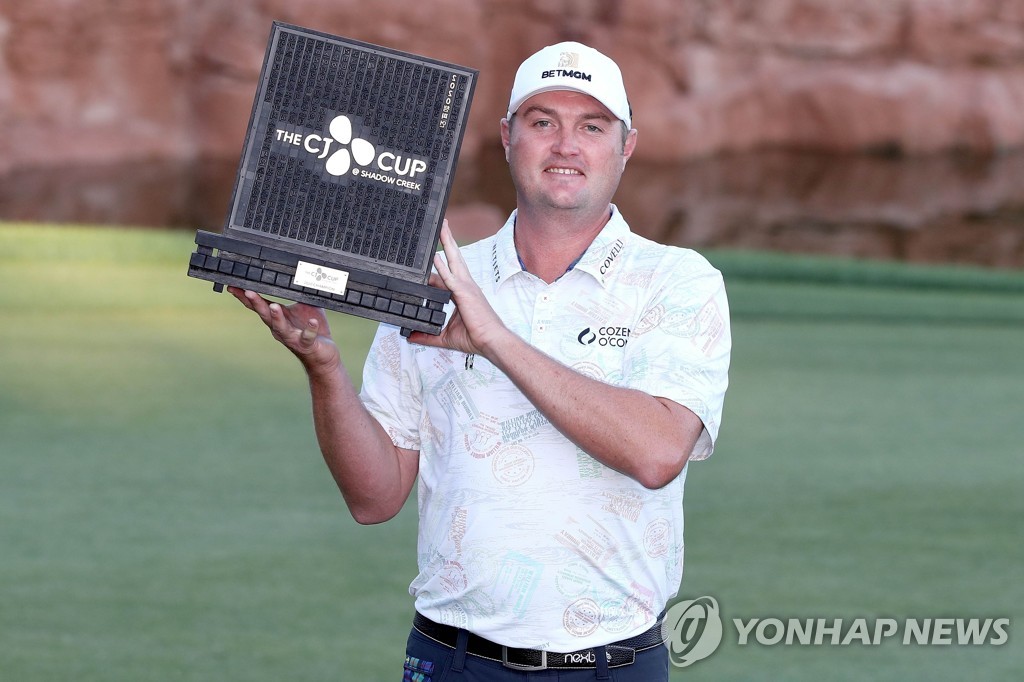 우승컵을 들어보이는 코크랙