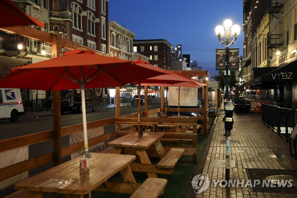 야간 통행금지령이 내려진 캘리포니아주 샌디에이고 시내 거리