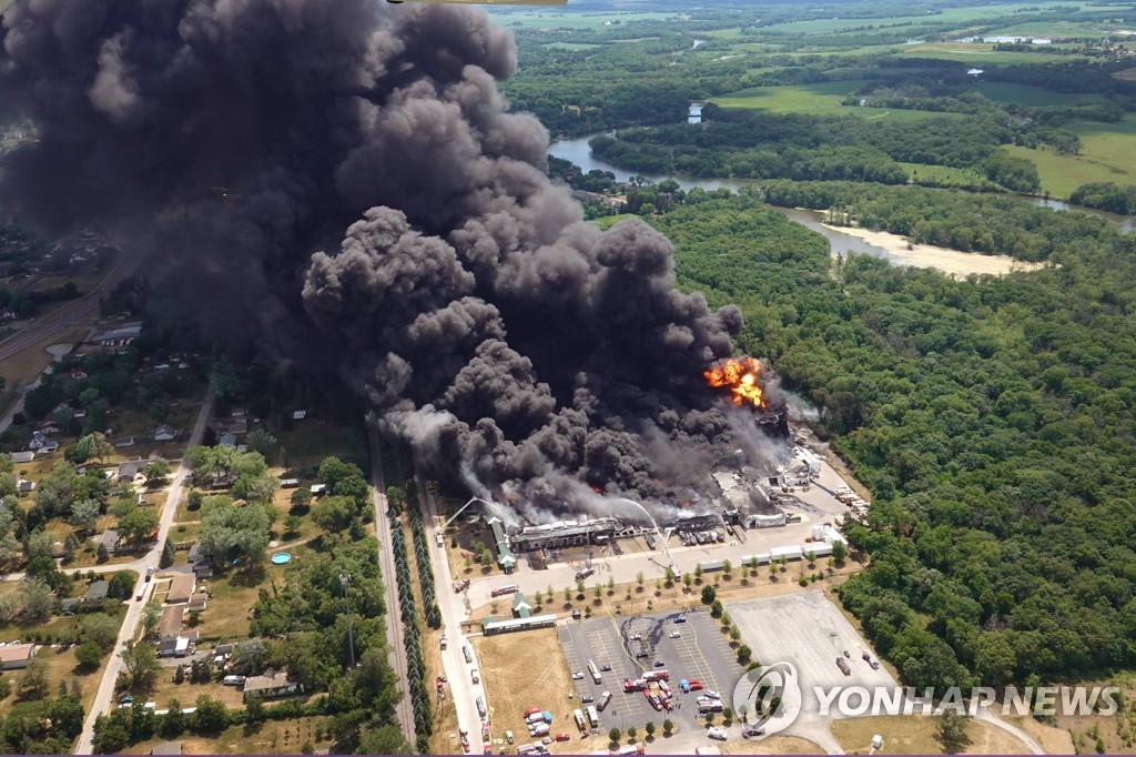 US-EXPLOSION-AT-ROCKTON-CHEMTOOL-PLANT-CAUSES-MASSIVE-CHEMICAL-F