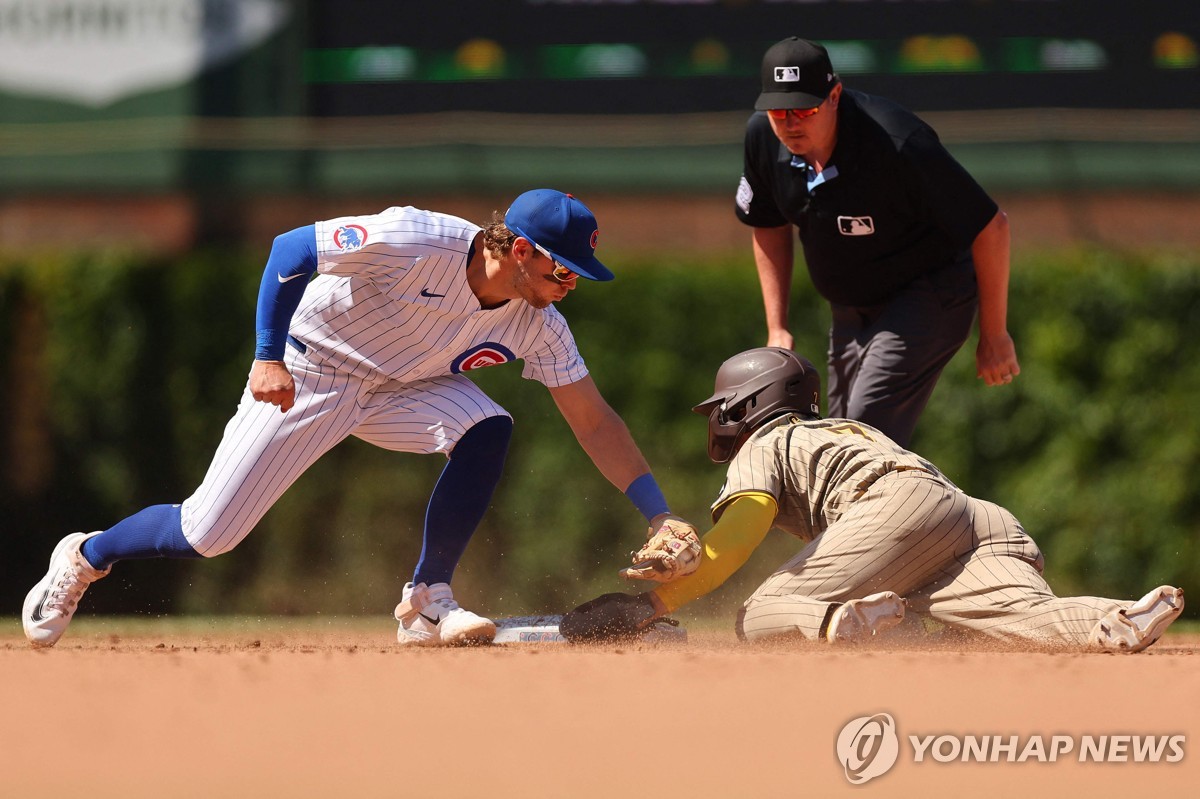 도루 성공하는 김하성(오른쪽)