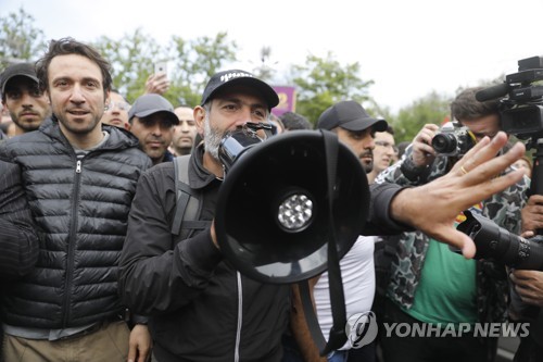 올해 4월 아르메니아 수도 예레반에서 반정부 시위대를 이끄는 파시냔