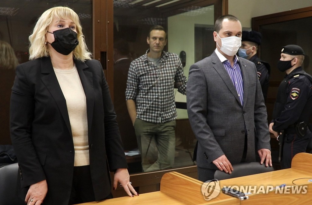 항소심서 변호인단과 함께 있는 나발니
