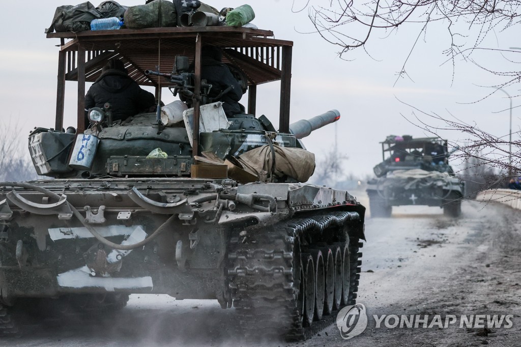 우크라이나에 진입하는 러시아군 탱크