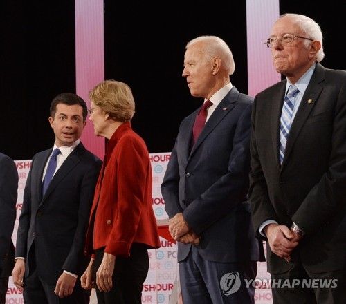 D지난해 12월 TV토론에 참가한 민주당 경선 후보들. 왼쪽부터 부티지지, 워런, 바이든, 샌더스.