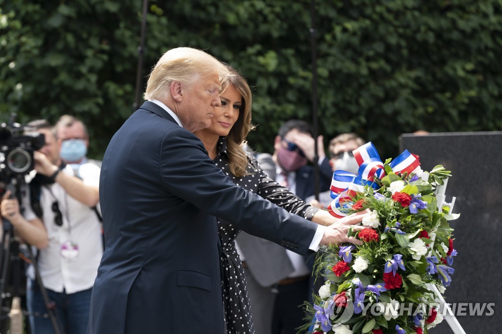 This UPI photo shows U.S. President Donald Trump and first lady Melania Trump placing a wreath at the Korean War Veterans Memorial in Washington on Thursday, June 25, 2020. (Yonhap)