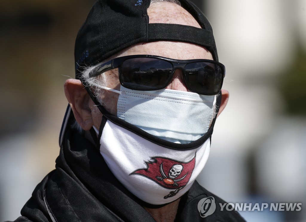 미국 플로리다주에서 슈퍼볼 경기장을 찾은 한 남성이 마스크 두 장을 겹쳐 쓰고 있다.