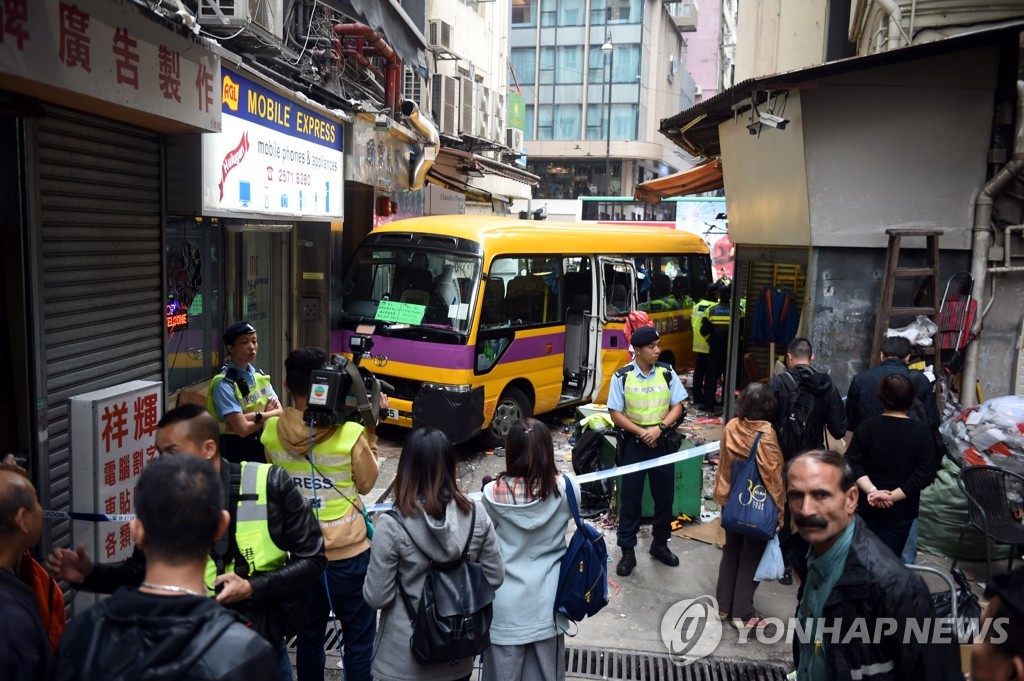 CHINA-HONG KONG-MINIBUS CRASH (CN)