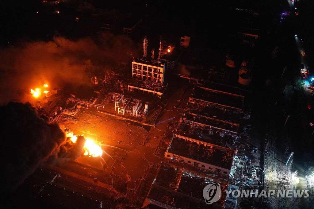 21일 밤에 항공촬영한 장쑤성 옌청시 공단 폭발 현장 [신화=연합뉴스]