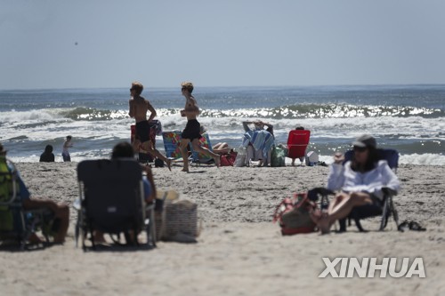 미국 뉴욕 인근 존스 비치에서 일광욕을 즐기는 주민들