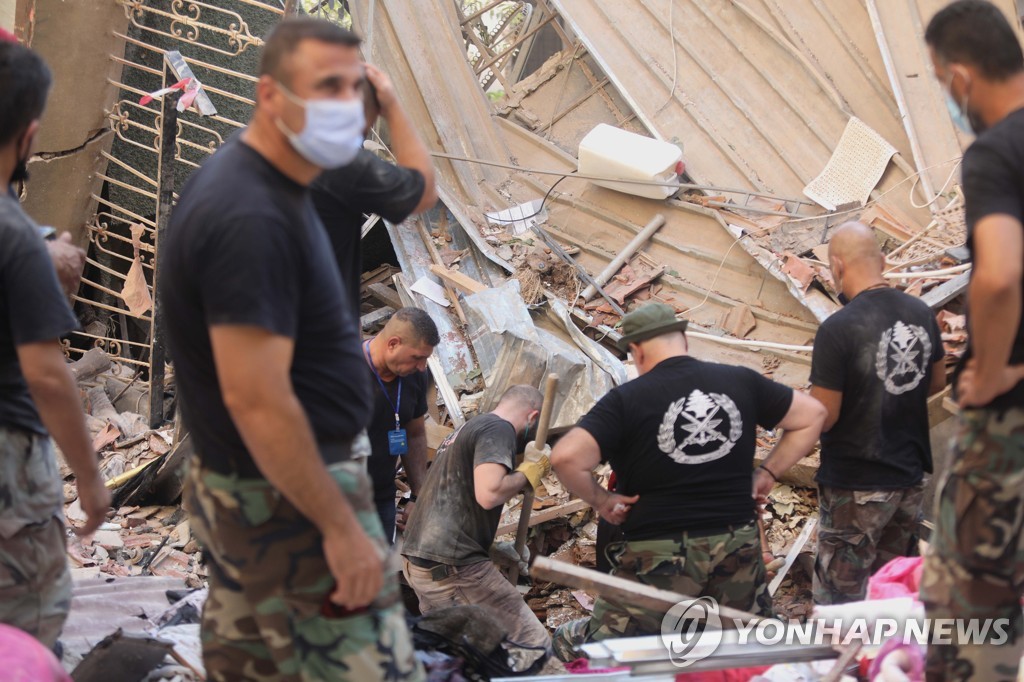 레바논 베이루트에서 구조대가 실종자 수색 작업을 벌이고 있다.